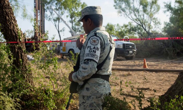 Un oficial de la Guardia Nacional monta guardia en el área de Agujita, en el estado de Coahuila, México, el 7 de agosto de 2022. (Julio Cesar Aguilar/AFP vía Getty Images)
