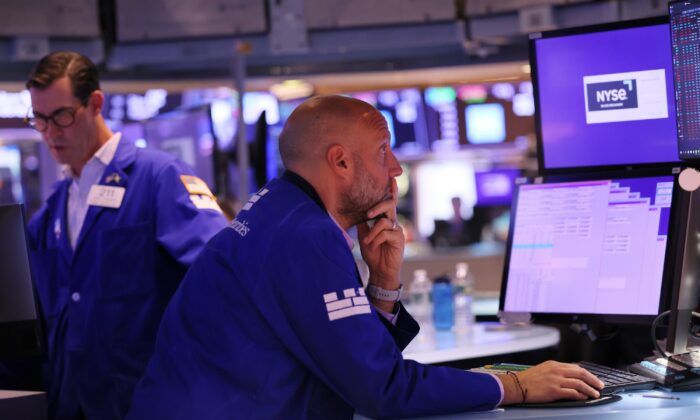 Los operadores trabajan en la sala de la Bolsa de Nueva York, el 21 de septiembre de 2022. (Michael M. Santiago/Getty Images)