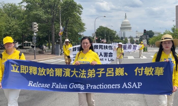 Na Lyu (en el centro) marcha en Washington en julio pidiendo la liberación inmediata de su hermana Wei Lyu. (Cortesía de Na Lyu)