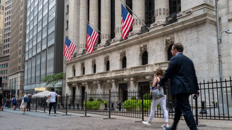 La gente camina fuera de la Bolsa de Nueva York en Nueva York, el 25 de julio de 2022. (Spencer Platt/Getty Images)
