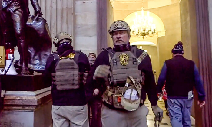 Dos miembros de Oath Keepers en el interior del Capitolio de Estados Unidos el 6 de enero de 2021. Un primer juicio penal contra los Oath Keepers está previsto para el 27 de septiembre de 2022. (DOJ de EE. UU./Captura de pantalla vía The Epoch Times)