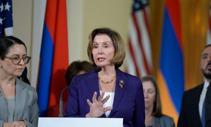 La presidenta de la Cámara de Representantes de EE. UU., Nancy Pelosi, da una conferencia de prensa en el parlamento de Ereván, Armenia, el 18 de septiembre de 2022. (Karen Minasyan/AFP a través de Getty Images)