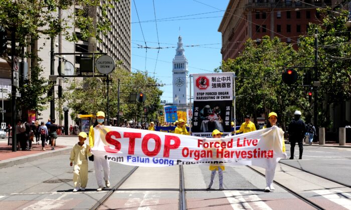Practicantes de Falun Gong sostienen una pancarta exigiendo el fin de la sustracción involuntaria de órganos durante un desfile en San Francisco el 16 de julio de 2022. (David Lam/The Epoch Times)