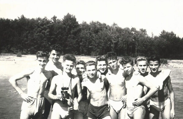 Dan Novacovici y sus amigos durante un viaje a las montañas de Fagaras, alrededor de 1948-1950. (Cortesía de Dan Novacovici)
