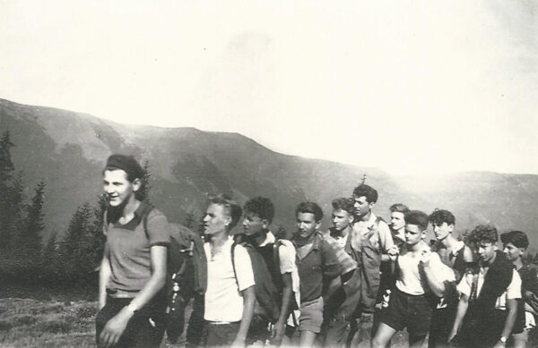 Dan Novacovici y sus amigos hacen un viaje a las montañas de Fagaras para llevar suministros a los hombres del movimiento de resistencia anticomunista que se escondían en cuevas de la región montañosa, hacia 1948-1950. (Cortesía de Dan Novacovici)