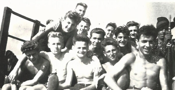 Dan Novacovici y sus amigos durante un viaje a las montañas Fagaras, alrededor de 1948-1950. (Cortesía de Dan Novacovici)