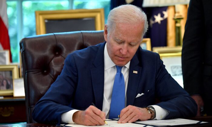 El presidente Joe Biden promulga la ley de préstamo de defensa de la democracia en Ucrania de 2022, en el Despacho Oval de la Casa Blanca en Washington el 9 de mayo de 2022. (Nicholas Kamm/AFP vía Getty Images)