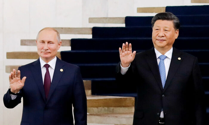 El presidente ruso Vladimir Putin (izquierda) y el líder chino Xi Jinping posan para una foto durante la 11° Cumbre BRICS, en Brasilia, Brasil, el 14 de noviembre de 2019. (Sergio Lima/AFP vía Getty Images)
