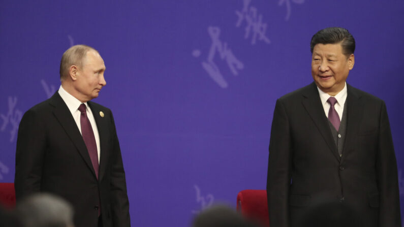 El presidente ruso Vladimir Putin (izq.) y el líder chino Xi Jinping (der.) asisten a la ceremonia de la Universidad de Tsinghua en el Palacio de la Amistad en Beijing el 26 de abril de 2019. (Kenzaburo Fukuhara/Pool/Getty Images)
