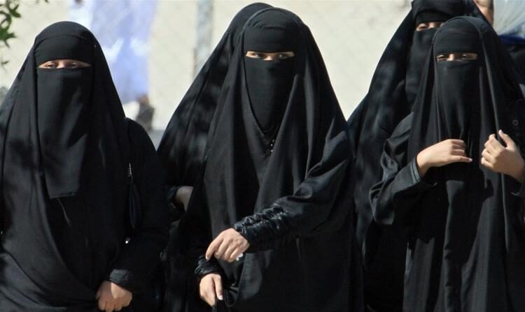 Mujeres saudíes cruzan una calle en Hofuf, Arabia Saudí, el 22 de noviembre de 2007. (Hassan Ammar/AFP/Getty Images)
