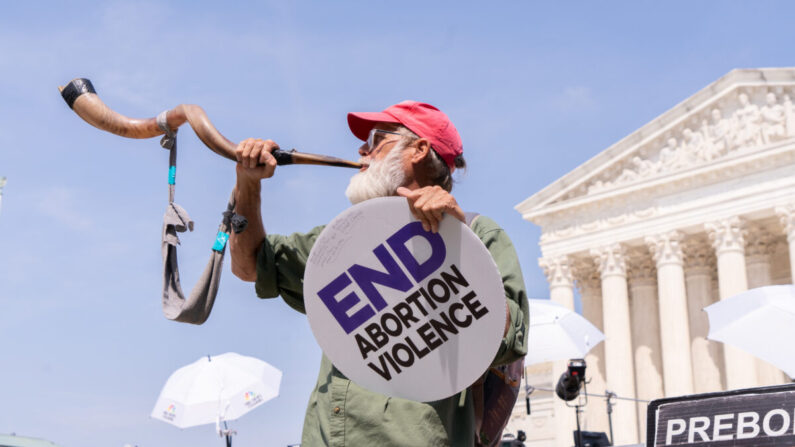 Activistas protestan en respuesta al borrador filtrado de la decisión de la Corte Suprema de anular el caso Roe vs Wade frente a la Corte Suprema de Estados Unidos en Washington el 3 de mayo de 2022. (Louis Chen/The Epoch Times)

