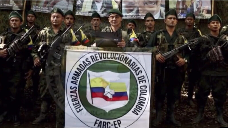 Captura de pantalla del video donde aparece el comandante de las disidencias de las Fuerzas Armadas Revolucionarias de Colombias FARC, alias 'Iván Mordisco', leyendo un comunicado. (VOA/Cortesía)