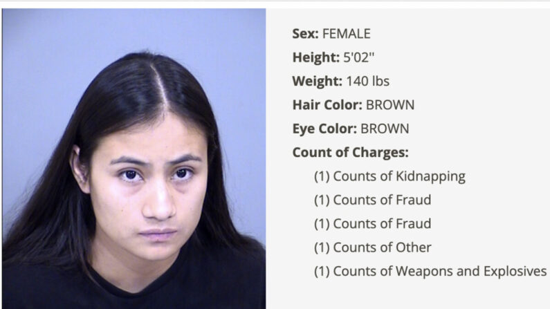 Tania Estudillo Hernandez, de 24 años, fue detenida y acusada de delitos relacionados con el contrabando de personas y la posesión de armas, en El Mirage, Arizona, el 23 de septiembre de 2022. (Cárcel del condado de Maricopa)
