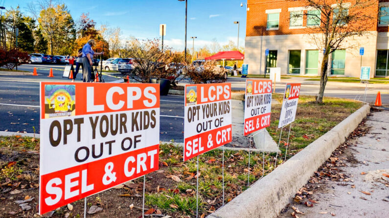 Carteles contra la teoría crítica de la raza frente al edificio de la Administración Escolar del Condado de Loudoun, en Virginia, el 9 de noviembre de 2021. (Terri Wu/The Epoch Times)
