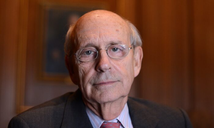 El entonces juez de la Corte Suprema de EE. UU., Stephen Breyer, posa durante una entrevista con la Agence France-Presse en la Corte Suprema de Washington, el 17 de mayo de 2012. (Jewel Samad/AFP/Getty Images)