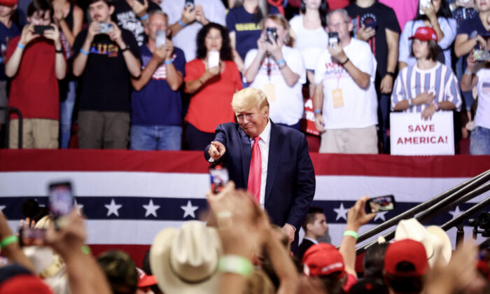 El expresidente Donald Trump señala a la multitud en un mitin de Save America en apoyo de los candidatos republicanos de Arizona en Prescott Valley, Arizona, el 22 de julio de 2022. (Mario Tama/Getty Images)