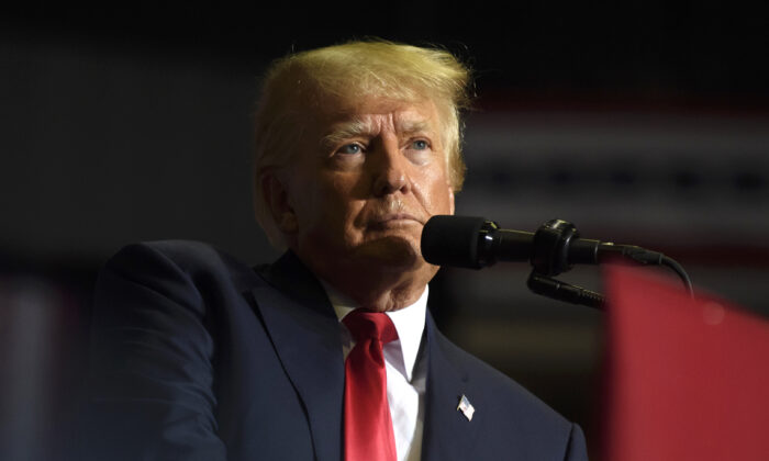El expresidente Donald Trump habla en un mitin "Save America" (Salvemos Estados Unídos) el 17 de septiembre de 2022 en el Centro Covelli en Youngstown, Ohio. (Jeff Swensen/Getty Images)