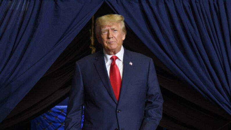 El expresidente Donald Trump entra en el escenario en un mitin de Save America para apoyar a los candidatos republicanos que se presentan a cargos estatales y federales en el estado de Ohio en el Centro Covelli en Youngstown, Ohio, el 17 de septiembre de 2022. (Jeff Swensen/Getty Images)
