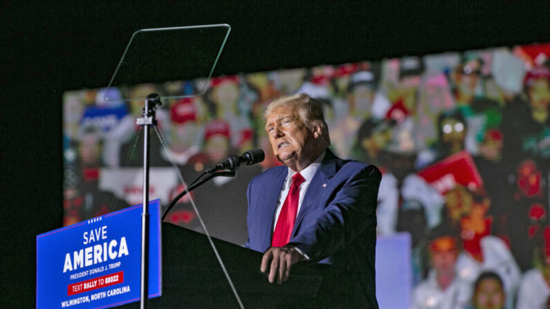 El ex presidente Donald Trump habla en un mitin en Wilmington, Carolina del Norte, el 23 de septiembre de 2022. (Allison Joyce/Getty Images)
