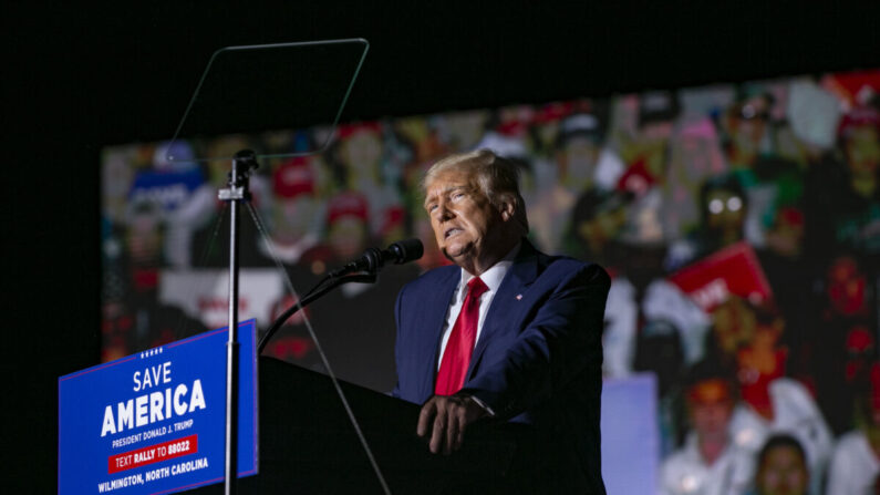 El expresidente Donald Trump habla en un mitin en Wilmington, Carolina del Norte, el 23 de septiembre de 2022. (Allison Joyce/Getty Images)
