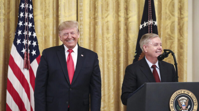 (I-D) El entonces presidente Donald Trump mira mientras el senador Lindsey Graham (R-S.C,) habla durante un evento sobre las confirmaciones judiciales en la Sala Este de la Casa Blanca el 6 de noviembre de 2019. (Drew Angerer/Getty Images)
