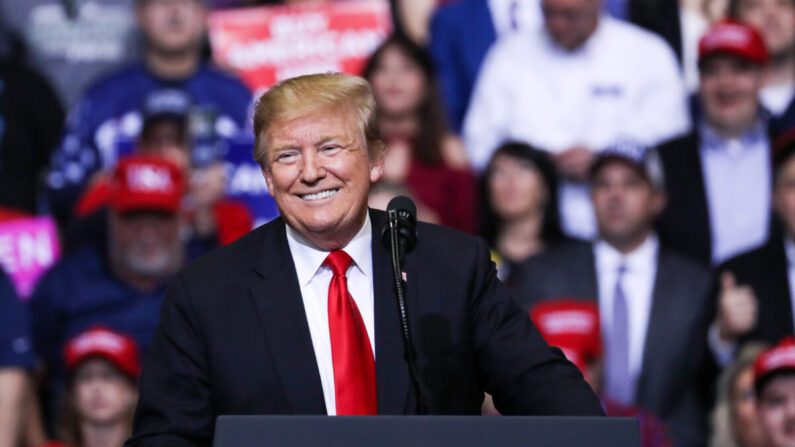 El entonces presidente Donald Trump sonríe en un mitin MAGA, en Grand Rapids, Michigan, el 28 de marzo de 2019. (Charlotte Cuthbertson/The Epoch Times)
