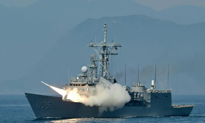 La marina taiwanesa lanza un misil Standard de fabricación estadounidense desde una fragata durante el simulacro anual Han Kuang, en el mar cerca del puerto de la marina de Suao en el condado de Yilan, Taiwán, el 26 de julio de 2022. (Sam Yeh/AFP vía Getty Images)