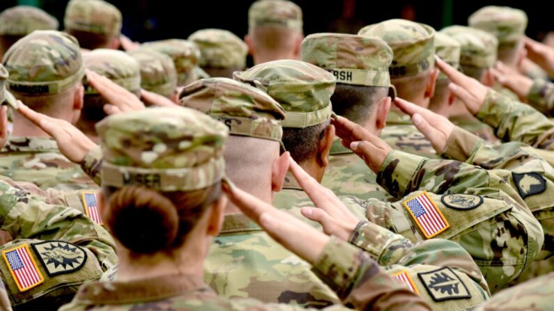 Soldados del Ejército de Estados Unidos participan en una ceremonia el 11 de septiembre de 2017. (Yuriy Dyachyshyn/AFP vía Getty Images)
