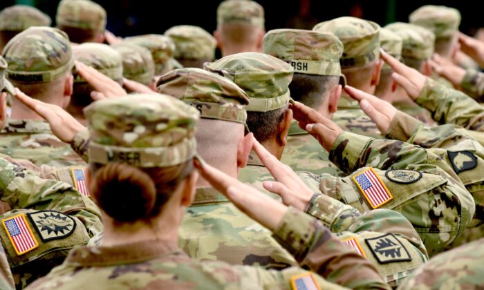 Soldados del Ejército de EE.UU. participan en una ceremonia, el 11 de septiembre de 2017. (Yuriy Dyachyshyn/AFP vía Getty Images)
