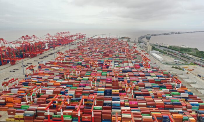 Vista aérea de contenedores apilados en el puerto de aguas profundas de Yangshan en Shanghái, China, el 19 de mayo de 2021. (Shen Chunchen/VCG a través de Getty Images)