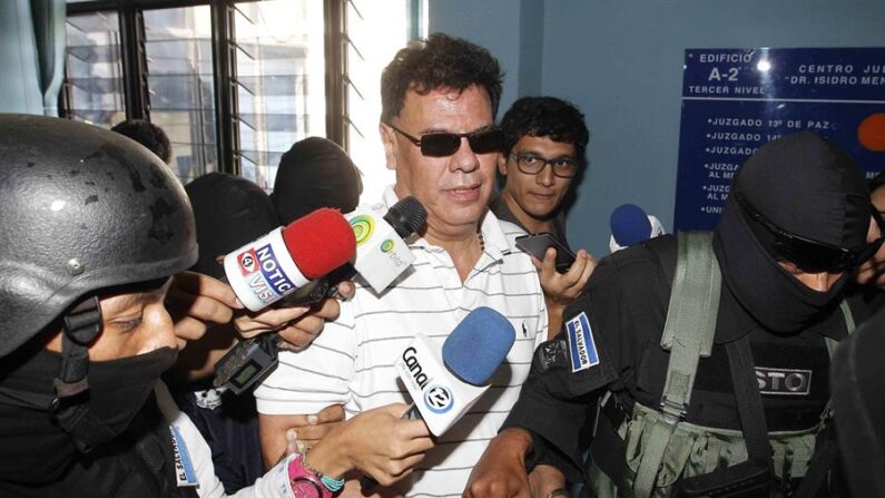 El expresidente de la Federación Salvadoreña de Fútbol (Fesfut) Reynaldo Vásquez (c), en una fotografía de archivo. EFE/Ericka Chávez