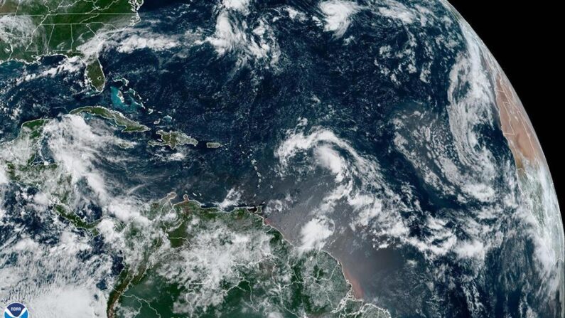 Imagen satelital cedida este jueves por la Oficina Nacional de Administración Oceánica y Atmosférica de Estados Unidos (NOAA), a través del Centro Nacional de Huracanes (NHC), donde se muestra el estado del clima en el Atlántico. EFE/NOAA-NHC
