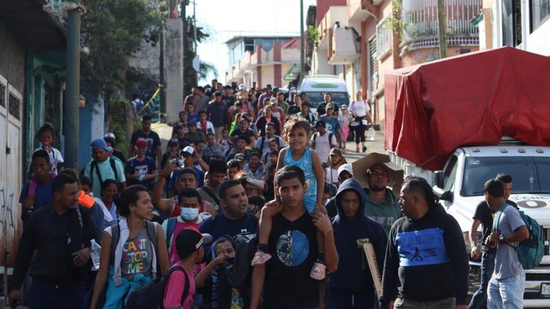 Migrantes centroamericanos caminan en caravana el 2 de septiembre de 2022, en la ciudad de Tapachula en el estado de Chiapas (México). EFE/Juan Manuel Blanco