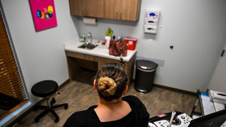 Jasmine, de 23 años, espera para recibir un aborto en una clínica de abortos de Planned Parenthood en West Palm Beach, Florida, el 14 de julio de 2022. (Chandan Khanna/AFP vía Getty Images)
