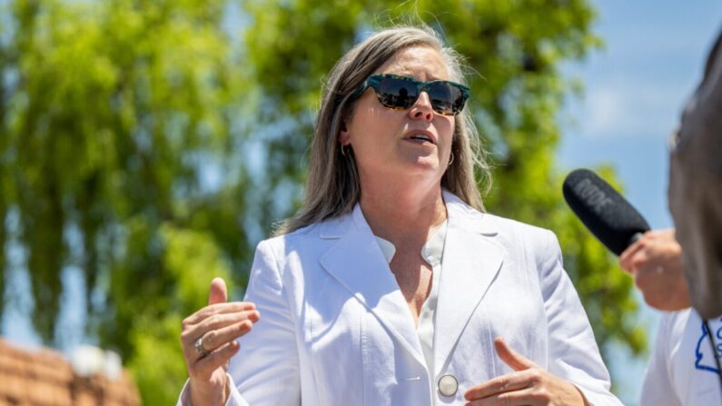 La Secretaria de Estado de Arizona y candidata a gobernadora, Katie Hobbs, habla con los periodistas en Tolleson, Arizona, el 2 de agosto de 2022. (Brandon Bell/Getty Images)
