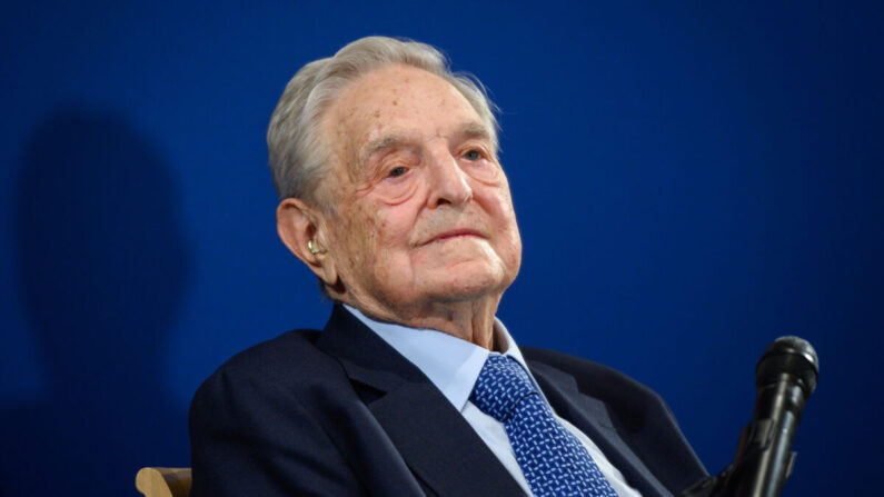 El inversor de origen húngaro y financiero de izquierdas George Soros mira después de haber pronunciado un discurso al margen de la reunión anual del Foro Económico Mundial, en Davos, Suiza, el 23 de enero de 2020. (Fabrice Coffrini/AFP/Getty Images)
