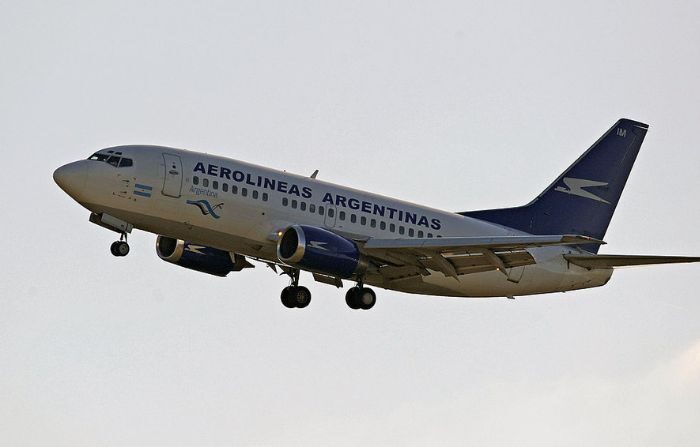El Boing 737-400 de Aerolíneas Argentinas se prepara para aterrizar en el aeropuerto internacional de Ezeiza, en Buenos Aires, el 21 de agosto de 2008. (JUAN MABROMATA/AFP vía Getty Images)