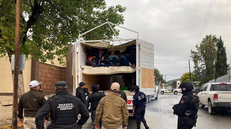 Fotografía cedida el 6 de septiembre de 2022 por la Guardia Nacional (GN), donde se observa a migrantes rescatados del interior de un camión en Monterrey, Nuevo León (México). EFE/ Guardia Nacional