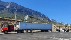 Casi 200 migrantes fueron localizados en camiones en el norte de México