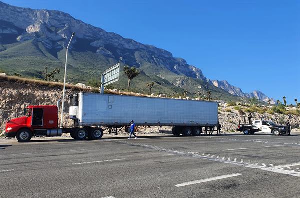 Un camión que transportaba unos 200 inmigrantes en el municipio de Santa Catarina, Nuevo León (México), el 25 de septiembre de 2022. EFE/Fuerza Civil