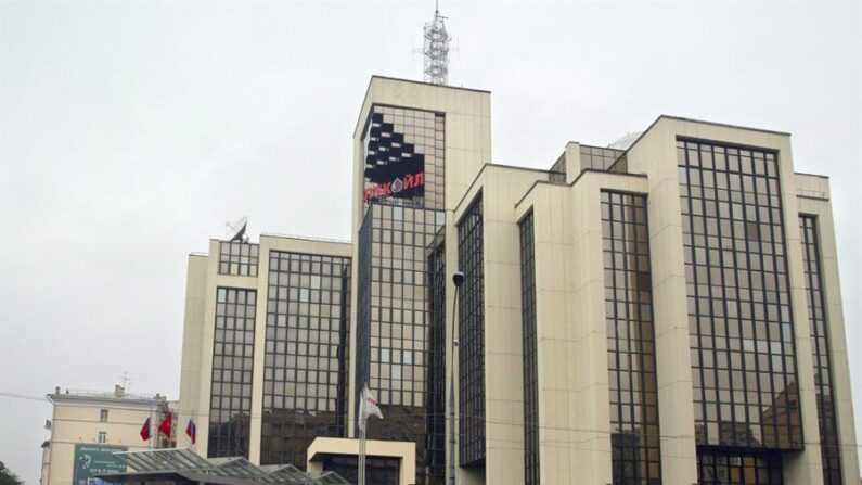 Fotografía de archivo de la sede general de la empresa Lukoil en Moscú (Rusia). EPA/Sergei Ilnitsky