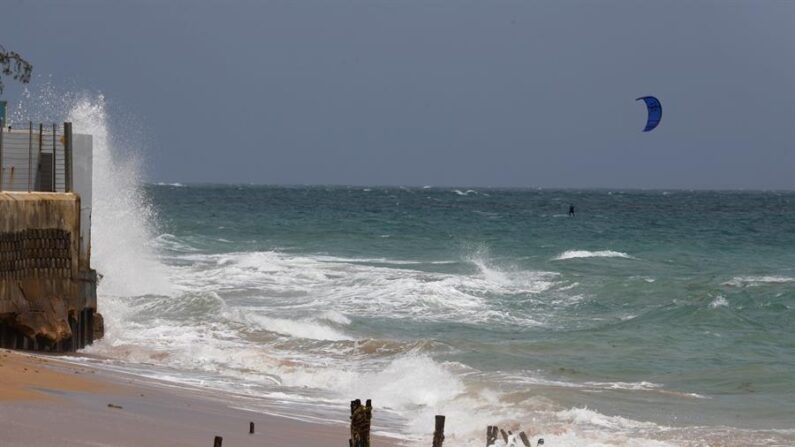 Varias personas acuden a la playa antes del paso de la tormenta tropical Grace en San Juan (Puerto Rico). Imagen de archivo. EFE/ Thais Llorca