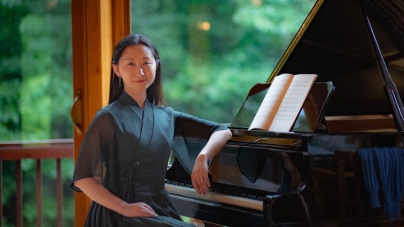 La compositora y pianista de Shen Yun, Qin Yuan, arregló la pieza comisionada para el 6º Concurso Internacional de Piano NTD. (Cortesía de Qin Yuan)