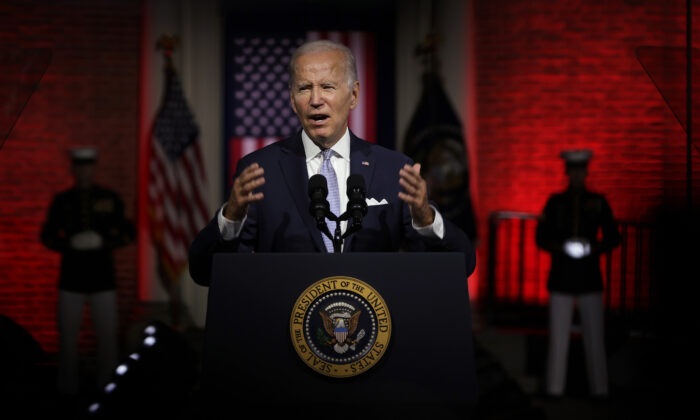 El presidente Joe Biden pronuncia un discurso en el Parque Histórico Nacional de la Independencia en Filadelfia, Pensilvania, el 1 de septiembre de 2022. (Alex Wong/Getty Images)