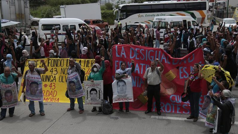 Familiares de los 43 normalistas desaparecidos protestan el 12 de septiembre de 2022, en la autopista del Sol, en Chilpancingo, Guerrero (México). EFE/José Luis de la Cruz