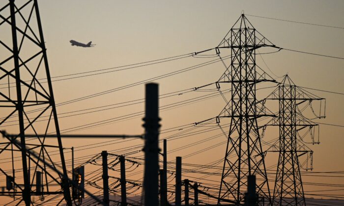 Un avión despega del Aeropuerto Internacional de Los Ángeles por encima de líneas eléctricas en El Segundo, California, el 31 de agosto de 2022. (Patrick T. Fallon/AFP a través de Getty Images)