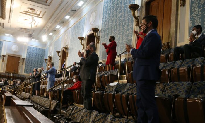 Miembros del Congreso en la galería de la Cámara de Representantes en Washington el 28 de abril de 2021. (Michael Reynolds/Pool/Getty Images)
