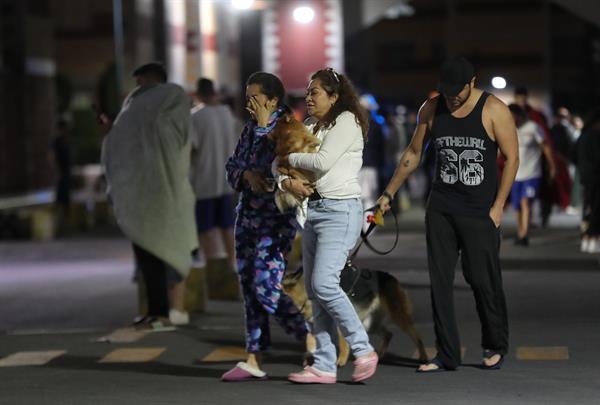 Personas permanecen en las calles después de registrarse un terremoto la madrugada del 22 de septiembre de 2022 en la Ciudad de México (México). EFE/ Sáshenka Gutiérrez
