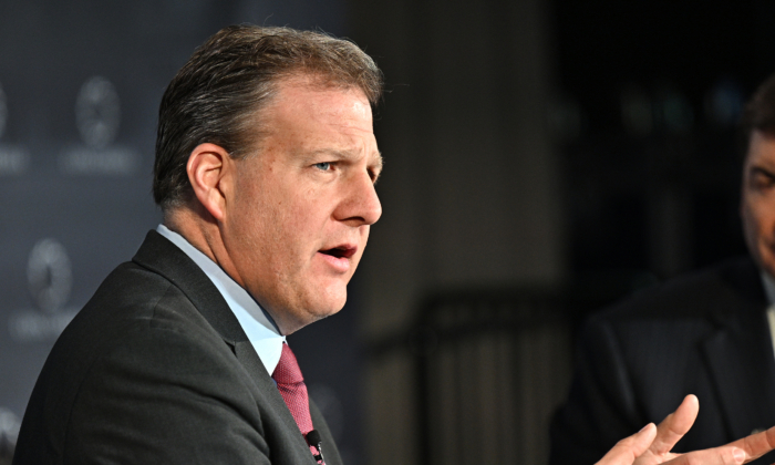 Chris Sununu, gobernador del estado de New Hampshire, habla en el escenario durante la Cumbre Concordia Lexington 2022, en Lexington Marriott City Center, en Lexington, Kentucky, el 7 de abril de 2022. (Jon Cherry/Getty Images para Concordia)
