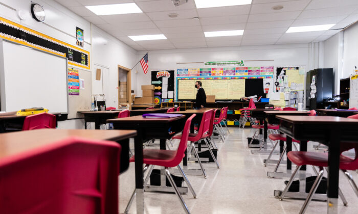 Un salón de clases vacío en Estados Unidos en una foto de archivo. (Jon Cereza/Getty Images)